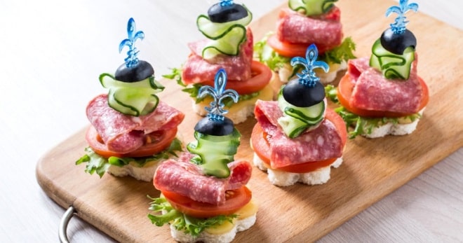 Canapés en brochetas