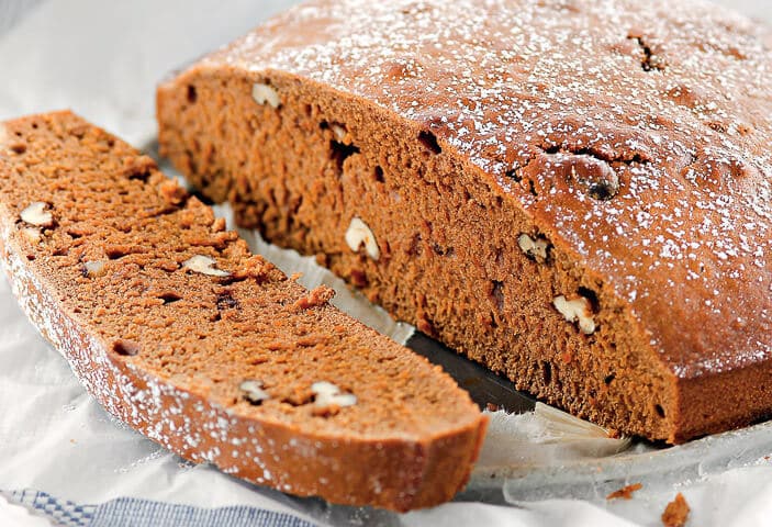 Pastel de pera de café con nueces