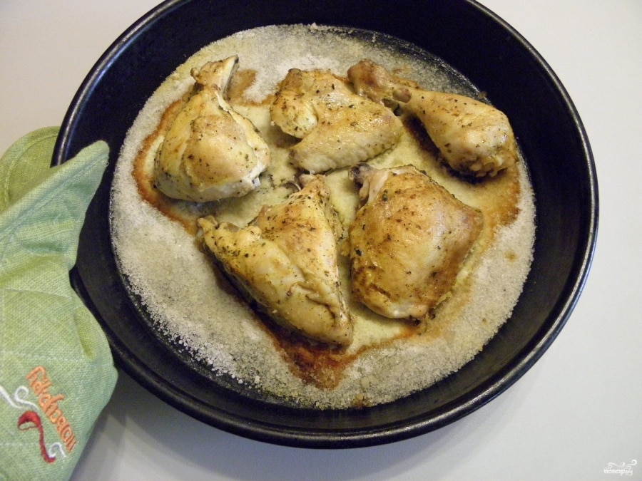 Sliced ​​chicken on salt