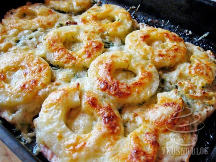 Pineapples baked with chicken and mushrooms