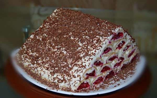 Pastel de cabaña Monastyrskaya con cerezas y crema agria