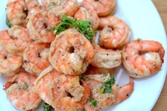 Crevettes chaudes en sauce