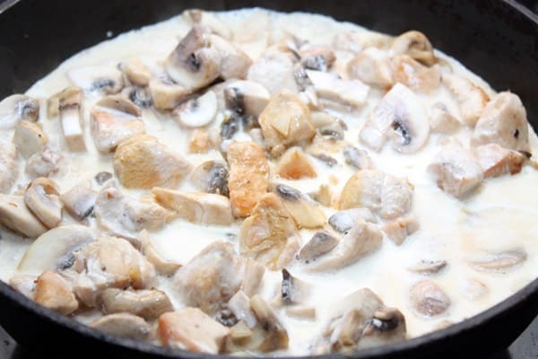 Poulet aux champignons dans une sauce crémeuse