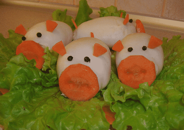 New Year's puff salad Three little pigs with squid