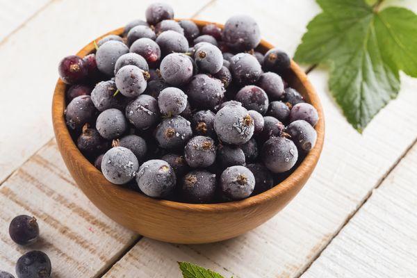 currants in a bowl