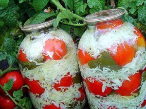 TOP 10 des recettes de tomates en conserve au chou dans des bocaux pour l'hiver