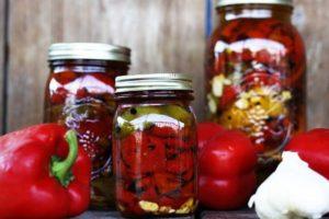 5 beste recepten voor het koken van paprika's in olie met knoflook voor de winter