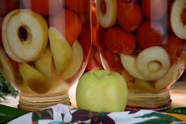 apples in marinade