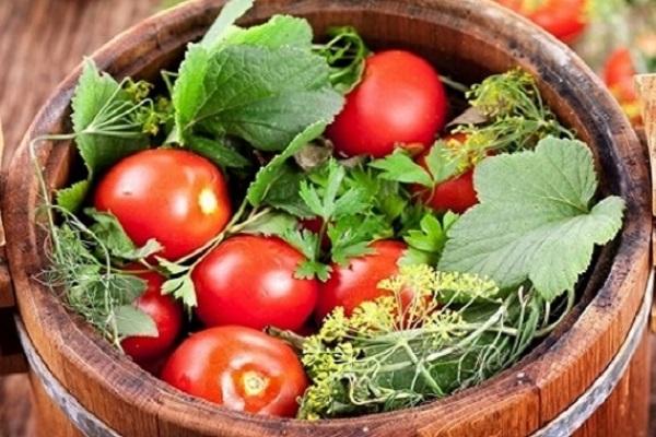 verduras en un barril