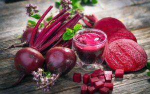 Ang top 6 na mga recipe para sa paggawa ng beetroot juice para sa taglamig sa bahay