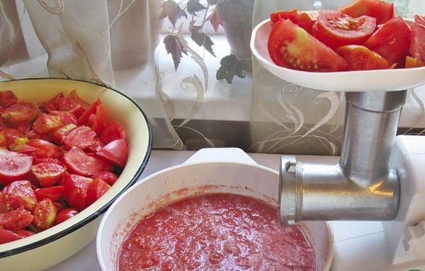 tomates à travers un hachoir à viande