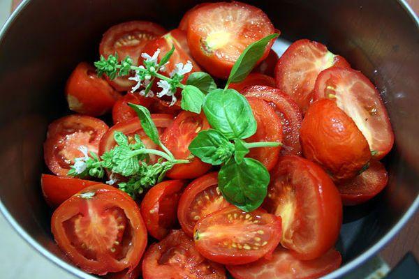 tomates y albahaca