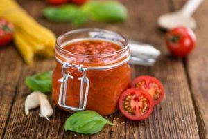 A step-by-step recipe for making tomato sauce with basil for the winter