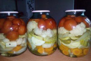 La meilleure recette pour rouler dans un plateau de légumes - concombres, tomates et courgettes pour l'hiver