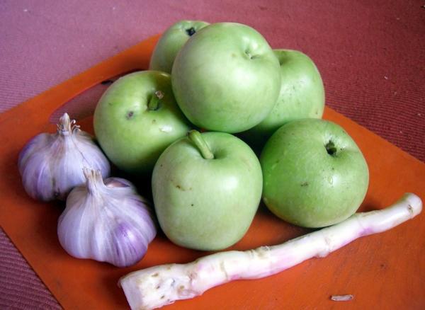 making a horseradish and apple snack