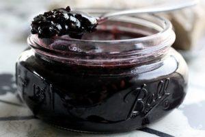 A simple recipe for preparing black currants for the winter without sugar in their own juice