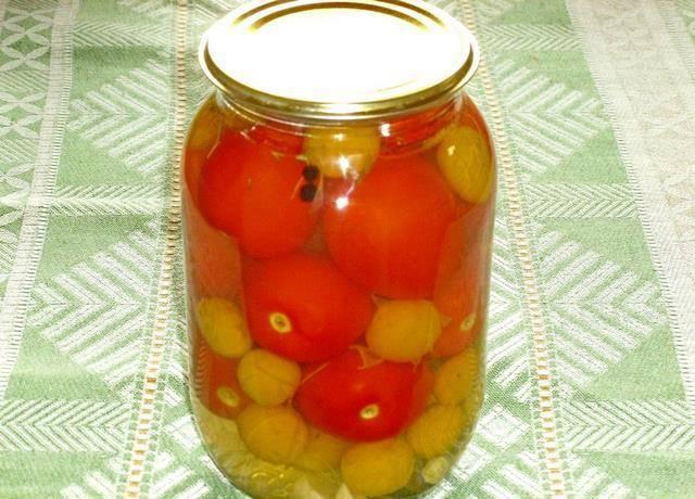 ciruela cereza con tomates