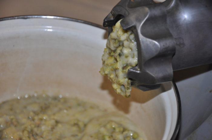 confiture dans un hachoir à viande