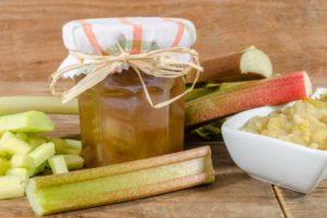 Ang isang masarap na recipe para sa paggawa ng jam ng rhubarb na may saging para sa taglamig