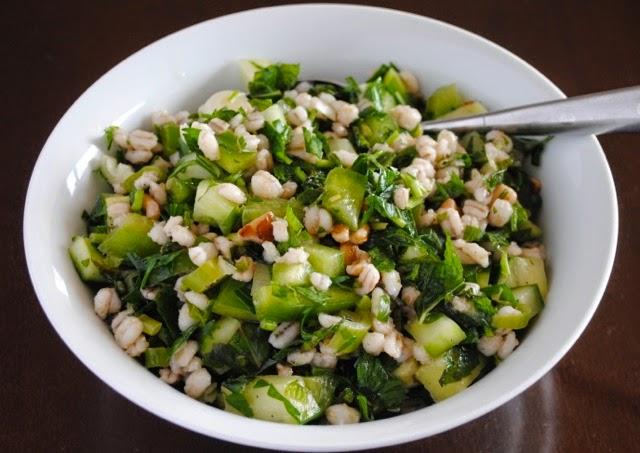 ensalada de pepino y cebada perlada