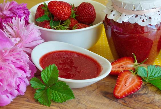 strawberries with sugar