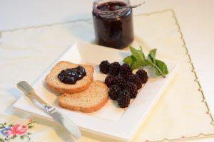 2 best recipes for mashed blackberries with sugar for the winter without cooking