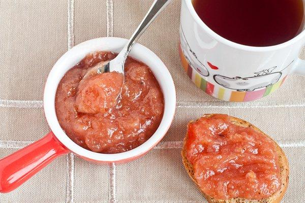 puré de manzanas y frambuesas rojas