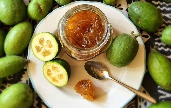 cooking feijoa jam