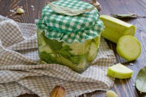 Recettes pour mariner les courgettes à l'aneth pour l'hiver, vous vous lècherez les doigts