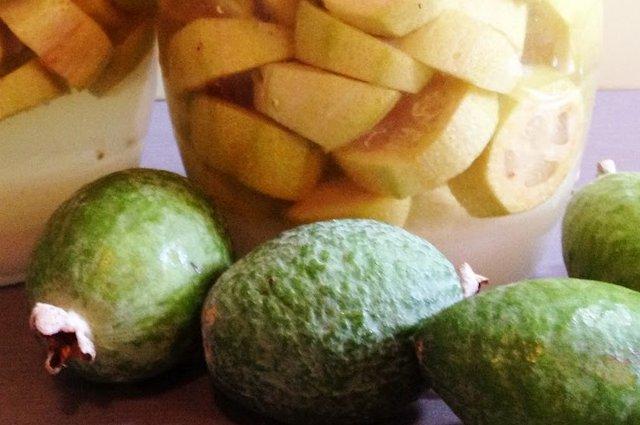 Feijoa kompotas su obuoliais