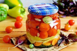 Recetas de tomates en escabeche con pimientos dulces para el invierno.