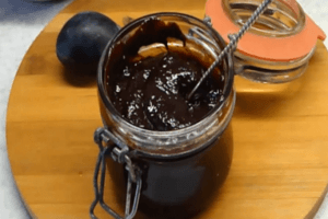 Recette étape par étape pour faire du Nutella aux prunes pour l'hiver