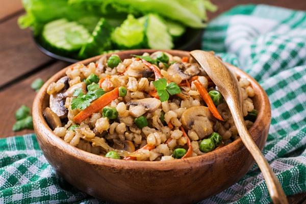 cebada perlada con verduras y pescado