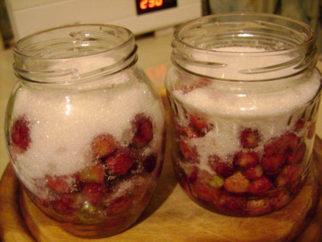 strawberries with sugar