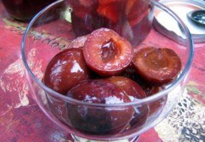 8 masarap na mga recipe para sa paggawa ng nababad na mga plum para sa taglamig sa bahay