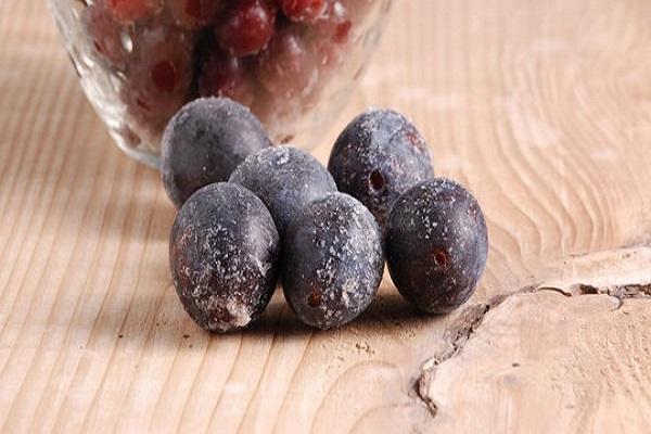 prunes sur la table