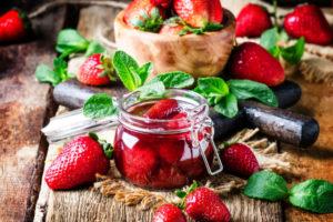 7 recettes pour une confiture de fraises épaisse de cinq minutes pour l'hiver avec des baies entières