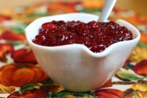 สูตรทีละขั้นตอนสำหรับการทำแยม lingonberry กับแครอท