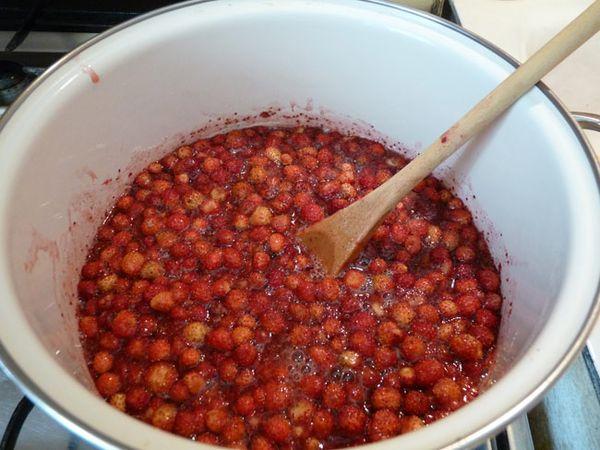 confiture sur la cuisinière