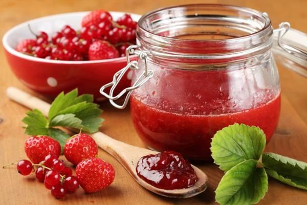 strawberries with leaves