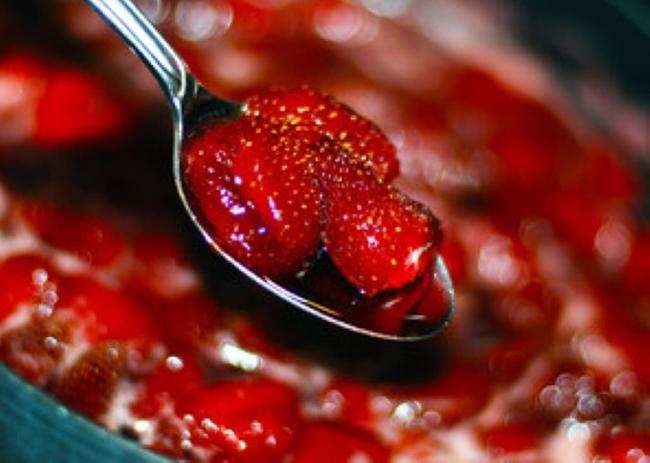 confiture de fraises dans une casserole