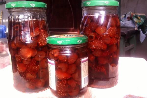 confiture de fraises en pots