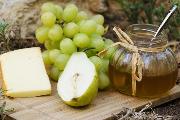 pear with grapes