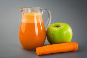 Recipe para sa apple at carrot juice para sa taglamig sa bahay sa pamamagitan ng isang juicer