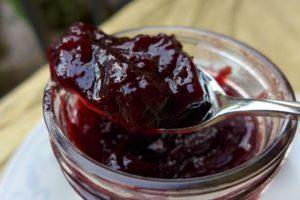 A simple recipe for making apple and plum jam for the winter