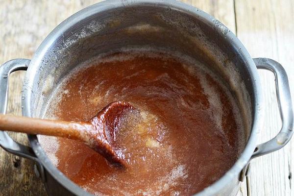 confiture dans une casserole