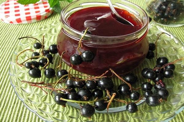 compote in a dish