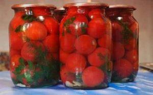 6 recettes pas à pas pour mariner des tomates à l'ail dans une tomate pour l'hiver