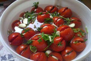 7 simple recipes on how to properly pickle tomatoes in a bucket for the winter