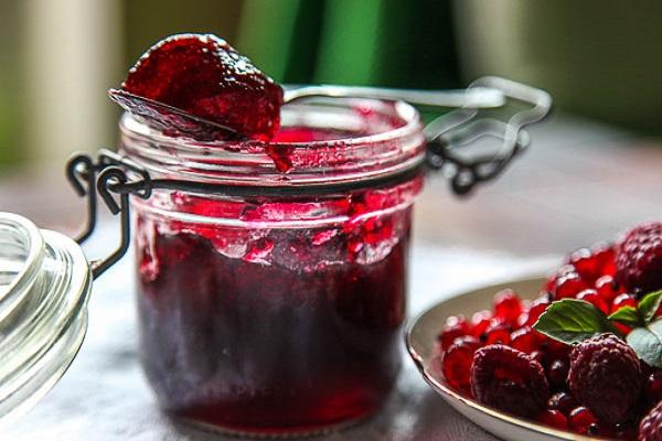 framboises sur une assiette